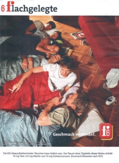 Jugendliche rauchen im Schlafsack